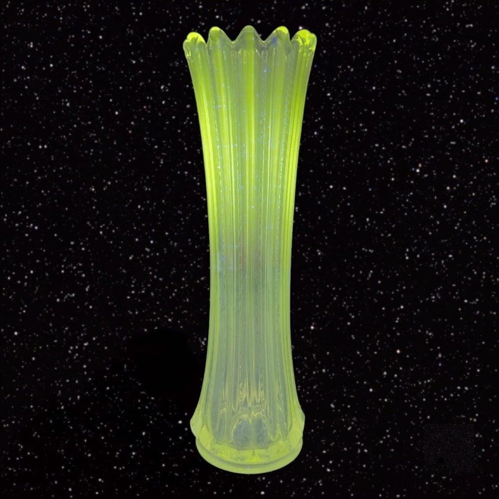 Antique Clear Swung Crystal Art Glass Vase Green UV Glass Vintage Manganese 365n